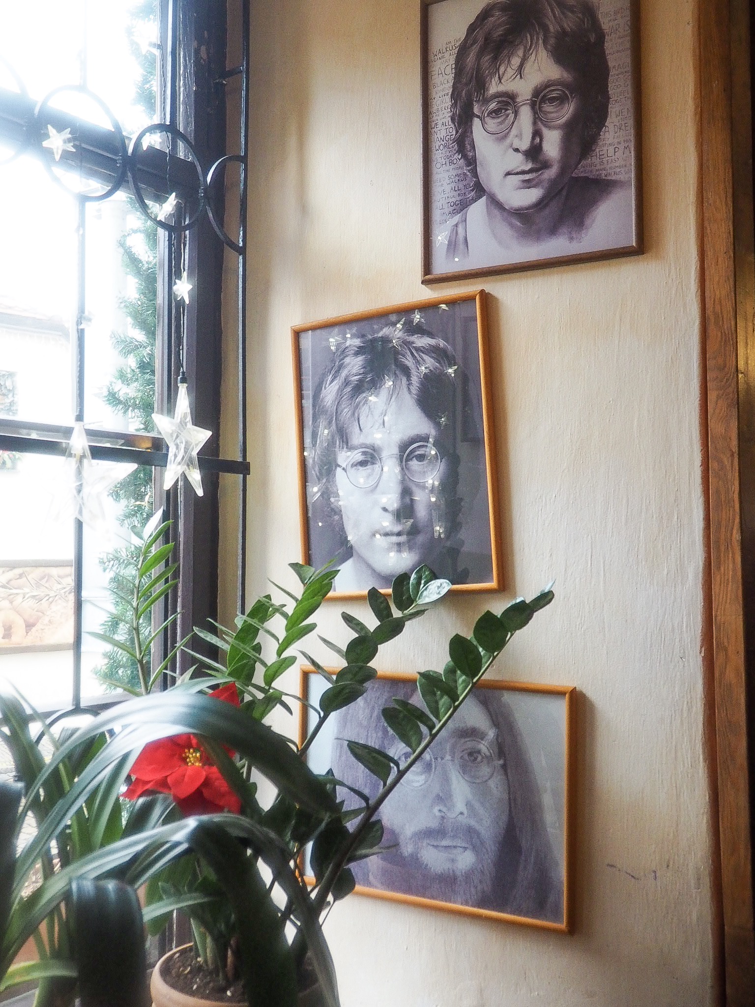 John Lennon pub Prague